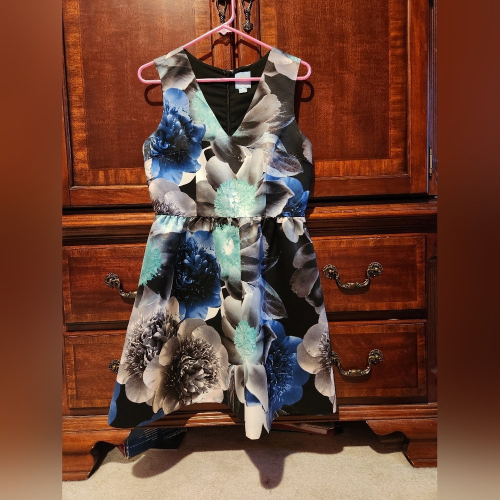 CeCe, size 8, blue grey and black photo realistic flower cocktail dress